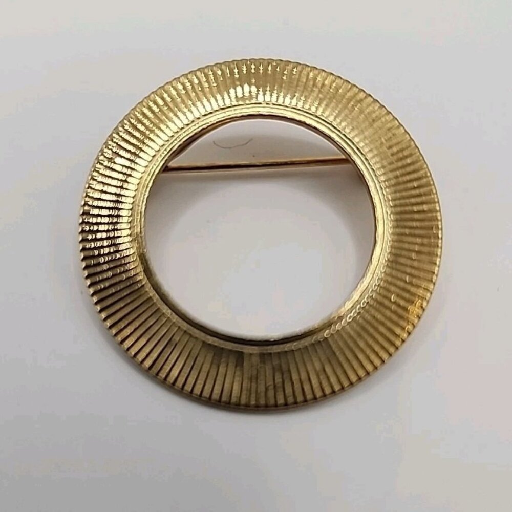 Vintage Gold Tone Ribbed 1.5" Openwork Circle/Sphere Fashion Brooch Pin Unsigned